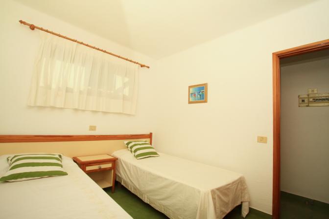 1369480095isqwckja_bedroom.jpg
